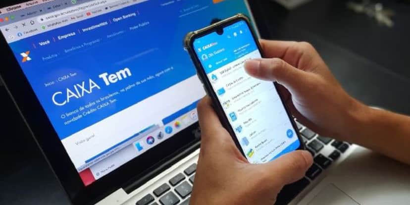 Pessoa usando o aplicativo Caixa Tem pelo celular e pelo computador - Foto Reprodução Internet Pessoa usando o aplicativo Caixa Tem pelo celular e pelo computador - Foto Reprodução Internet