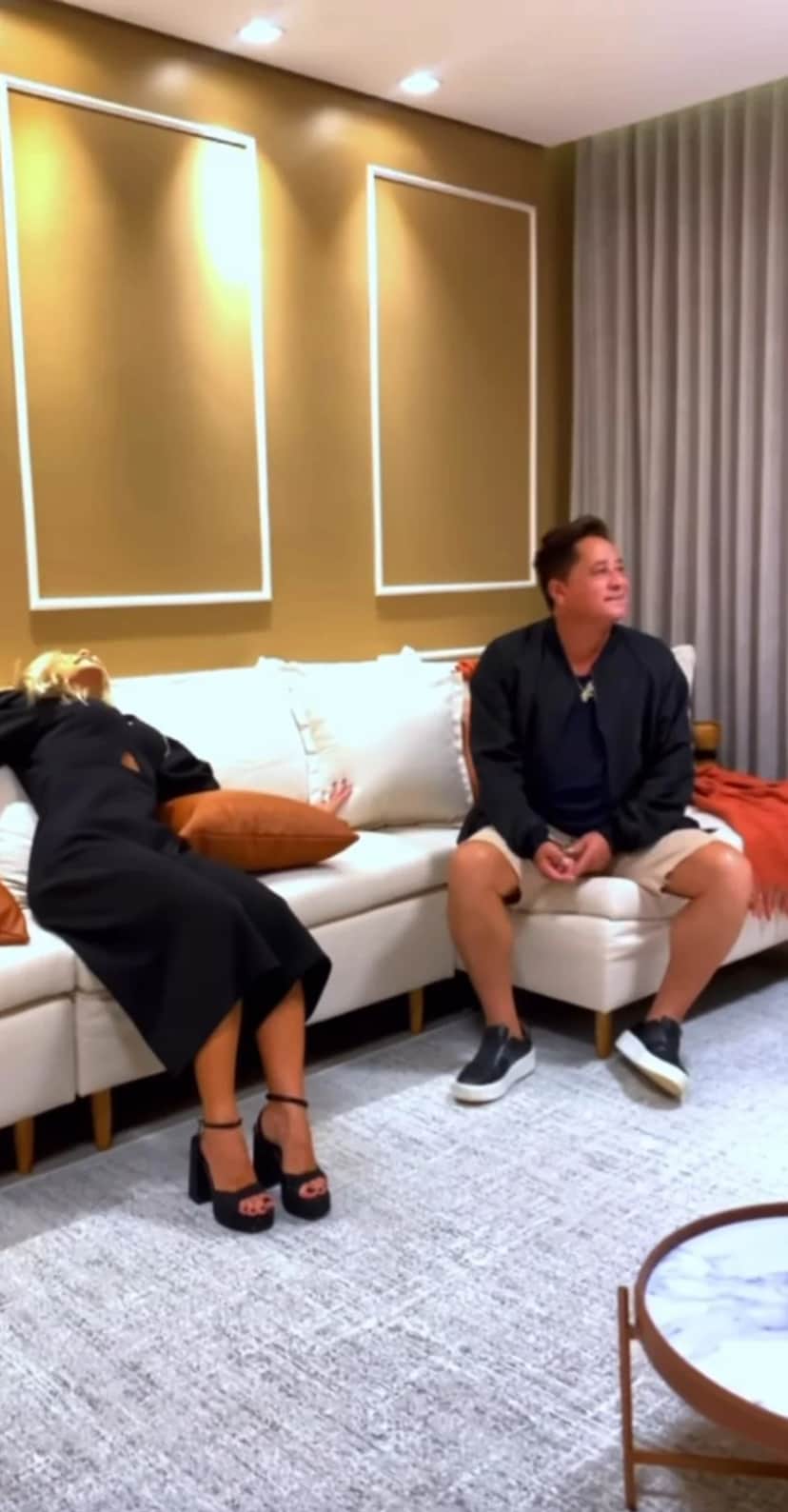Poliana Rocha e o cantor Leonardo apreciando a nosa mansão - Foto Reprodução Instagram Poliana Rocha e o cantor Leonardo apreciando a nosa mansão - Foto Reprodução Instagram