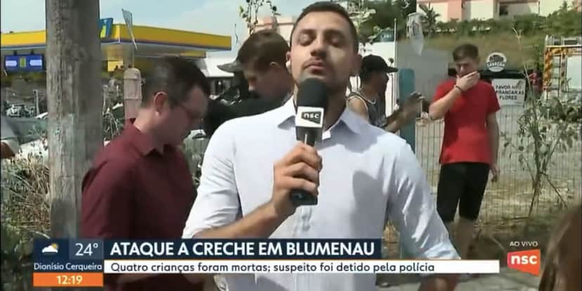 Repórter da Globo chora ao conversar com pai de Bernardo (Foto: Reprodução / NSC) Repórter da Globo chora ao conversar com pai de Bernardo (Foto: Reprodução / NSC)