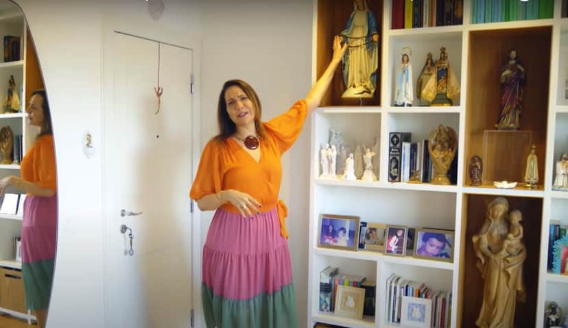 Santuário da luxuosa cobertura do tipo duplex de Maria Beltrão, localizada no Leblon, na Zona Sul do Rio de Janeiro - Foto Reprodução YouTube Santuário da luxuosa cobertura do tipo duplex de Maria Beltrão, localizada no Leblon, na Zona Sul do Rio de Janeiro - Foto Reprodução YouTube