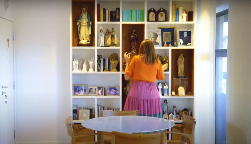 Santuário da luxuosa cobertura do tipo duplex de Maria Beltrão, localizada no Leblon, na Zona Sul do Rio de Janeiro - Foto Reprodução YouTube Santuário da luxuosa cobertura do tipo duplex de Maria Beltrão, localizada no Leblon, na Zona Sul do Rio de Janeiro - Foto Reprodução YouTube