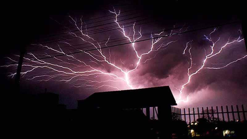 Tempestade com raios e trovões perto de casa - Foto Reprodução internet Tempestade com raios e trovões perto de casa - Foto Reprodução internet