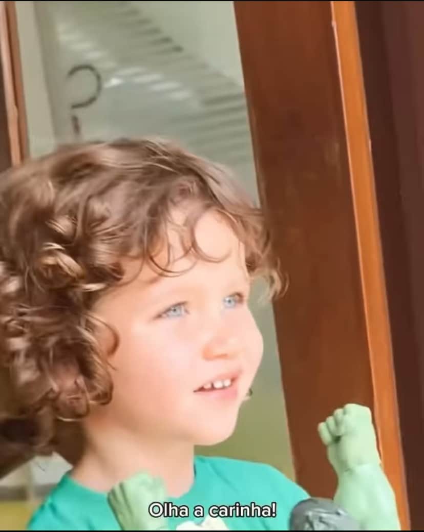 Zyan, filho de Bruno Gagliasso, encantado com o Huck - Foto Reprodução Instagram Zyan, filho de Bruno Gagliasso, encantado com o Huck - Foto Reprodução Instagram