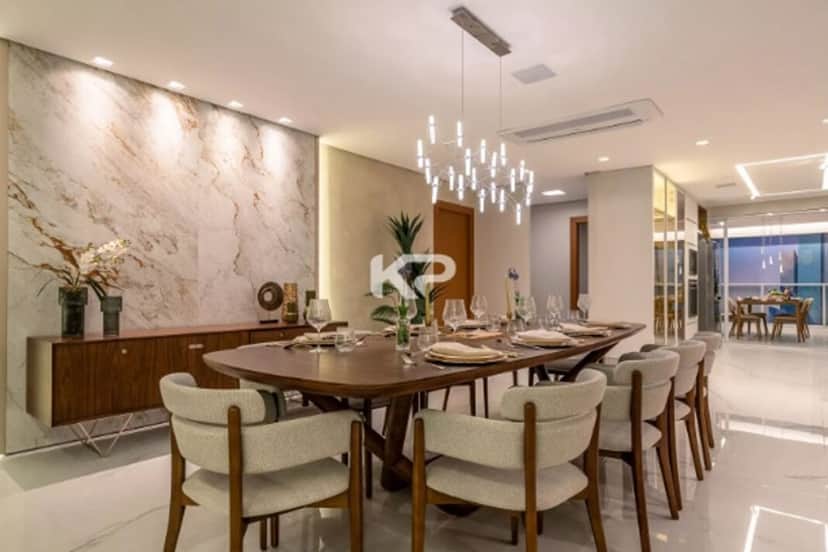 Sala de jantar enorme, com uma mesa de madeira muito linda (Reprodução: Youtube) Sala de jantar enorme, com uma mesa de madeira muito linda (Reprodução: Youtube)
