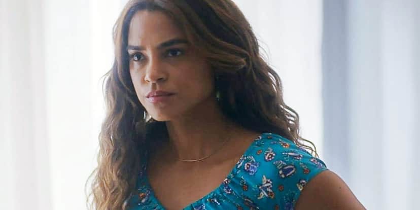 Brisa com vestido azul na novela Travessia Brisa com vestido azul na novela Travessia