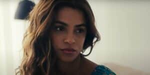 Brisa é uma mulher negra que está sentada em um sofá em cena da novela Travessia Brisa é uma mulher negra que está sentada em um sofá em cena da novela Travessia