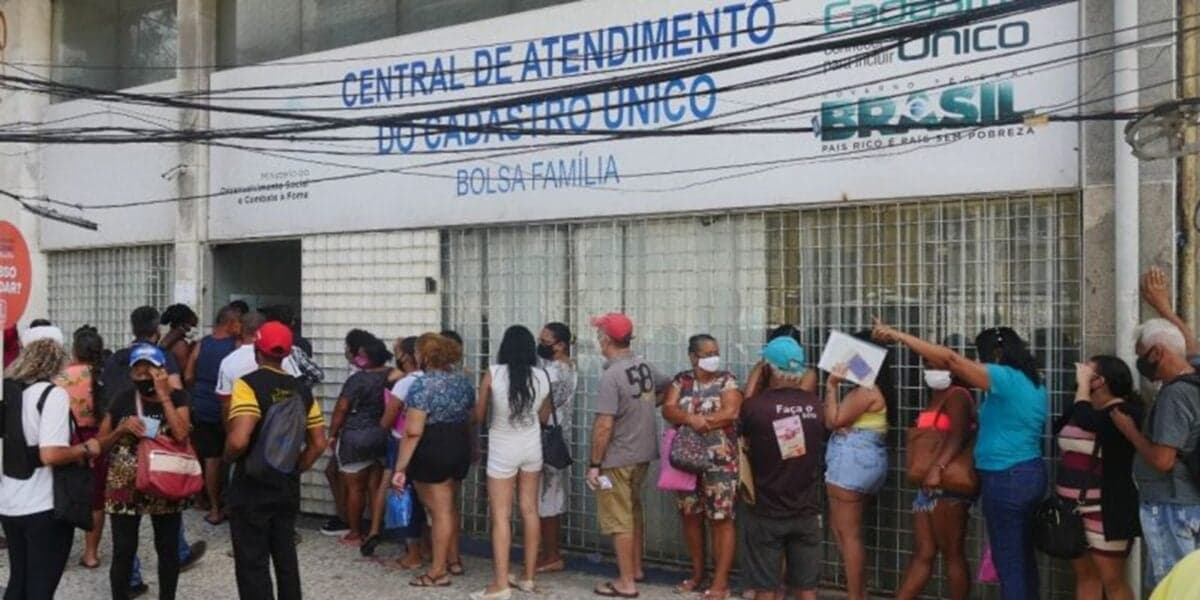 Beneficiários de Programas Sociais em fila para se inscrever no Cadastro Único (Foto: Reprodução/Internet) Beneficiários de Programas Sociais em fila para se inscrever no Cadastro Único (Foto: Reprodução/Internet)
