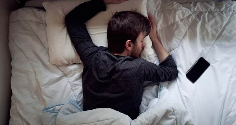 Dormir ao lado do celular pode trazer vários problemas (Foto: Reprodução, Internet) Dormir ao lado do celular pode trazer vários problemas (Foto: Reprodução, Internet)