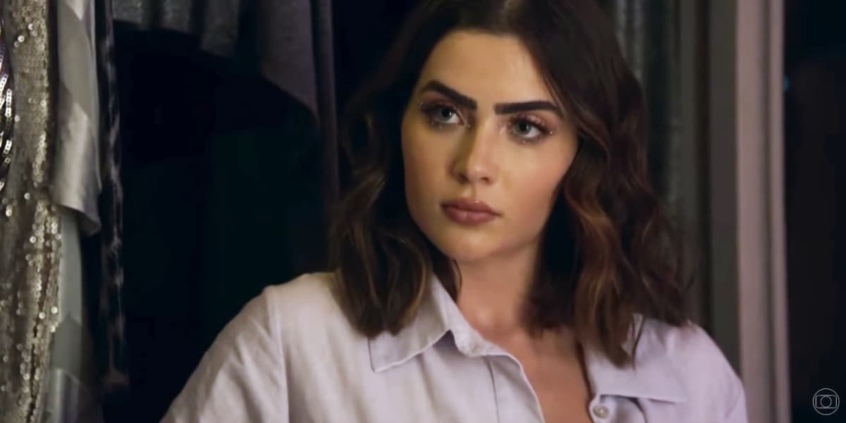Chiara (Jade Picon) em cena da novela Travessia usando camisa cinza Chiara (Jade Picon) em cena da novela Travessia usando camisa cinza