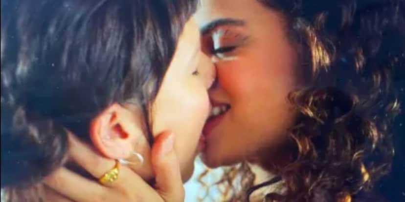 Beijo lésbico entre Clara Buarque e Júlia na série da Disney (Reprodução: Disney) Beijo lésbico entre Clara Buarque e Júlia na série da Disney (Reprodução: Disney)
