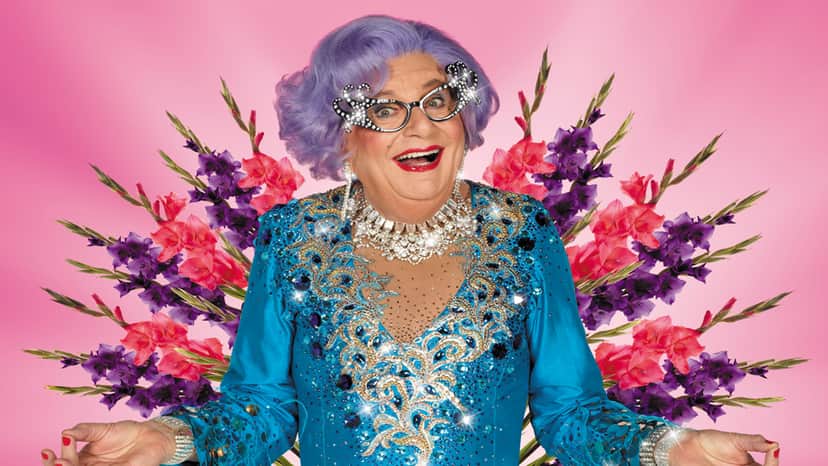 Famosa Drag Dame Edna Everage (Foto: Reprodução, Metro UK) Famosa Drag Dame Edna Everage (Foto: Reprodução, Metro UK)