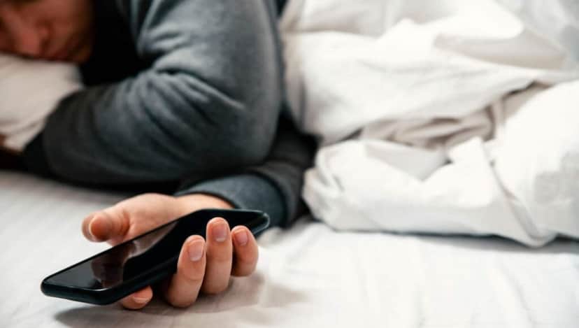 Confira a verdade sobre dormir com celular do lado (Foto: Reprodução, Internet) Confira a verdade sobre dormir com celular do lado (Foto: Reprodução, Internet)