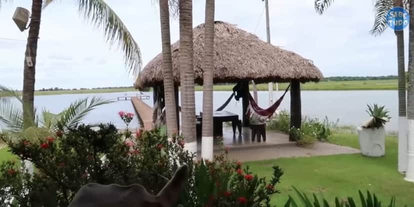 Área de lazer enorme para acomodar amigos e familiares (Reprodução: Youtube) Área de lazer enorme para acomodar amigos e familiares (Reprodução: Youtube)