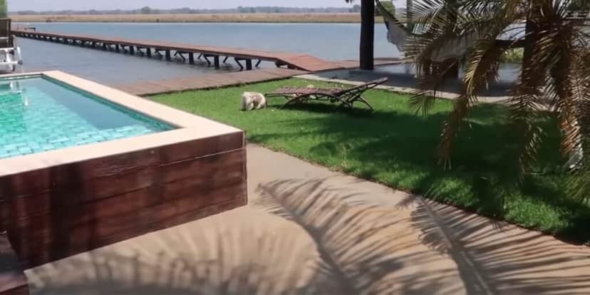 Piscina com vista para o lago (Reprodução: Youtube) Piscina com vista para o lago (Reprodução: Youtube)