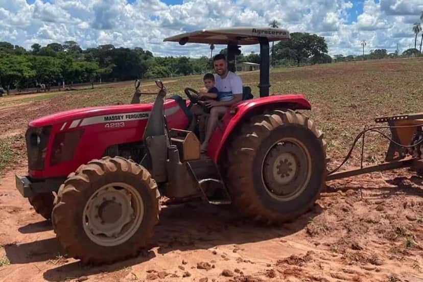 Zé Neto tem muitos tratores por onde anda em sua fazenda (Reprodução: Youtube) Zé Neto tem muitos tratores por onde anda em sua fazenda (Reprodução: Youtube)