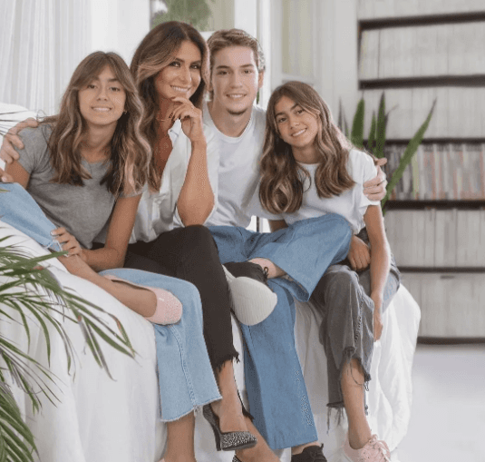 Atriz em campanha com os filhos que rolou em 2022 Atriz em campanha com os filhos que rolou em 2022