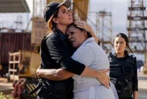 Creusa é resgatada por Helô (Foto: Reprodução / Globo) Creusa é resgatada por Helô (Foto: Reprodução / Globo)