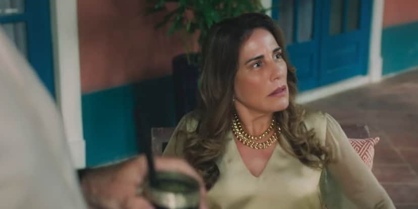 Irene observa Caio na novela Terra e Paixão Irene observa Caio na novela Terra e Paixão