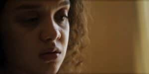 Rosto de Karina triste após ela ser assediada na novela Travessia Rosto de Karina triste após ela ser assediada na novela Travessia