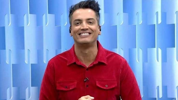 O jornalista é um dos nomes cotados para substituir a apresentadora Chris Flores, caso um dia ela deixe a atração (Reprodução: SBT) O jornalista é um dos nomes cotados para substituir a apresentadora Chris Flores, caso um dia ela deixe a atração (Reprodução: SBT)