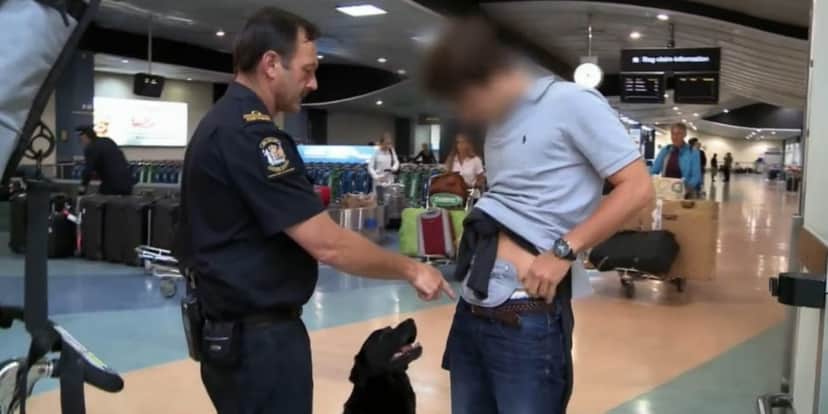 Homem pego com droga na cueca em "Patrulha das Fronteiras" (Foto: Reprodução/Record) Homem pego com droga na cueca em "Patrulha das Fronteiras" (Foto: Reprodução/Record)