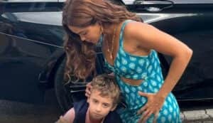 Tonho será atropelado e acudido pela mãe em Travessia (Foto: Reprodução / Globo) Tonho será atropelado e acudido pela mãe em Travessia (Foto: Reprodução / Globo)