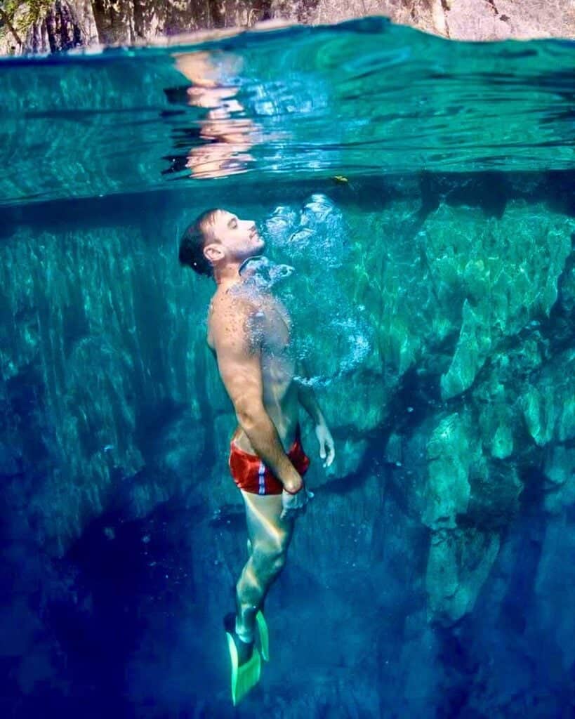 Tiago Scheuer surpreende ao surgir de sunga. Foto: Reprodução/Instagram Tiago Scheuer surpreende ao surgir de sunga. Foto: Reprodução/Instagram
