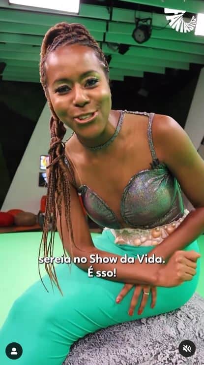 A famosa Maju Coutinho vestida de sereia no programa do Fantástico da Globo - Foto Reprodução Instagram A famosa Maju Coutinho vestida de sereia no programa do Fantástico da Globo - Foto Reprodução Instagram