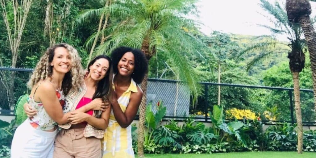 Jardim gigantesco cheio de palmeiras e decoração de madeira: a mansão discreta onde Maju Coutinho vive