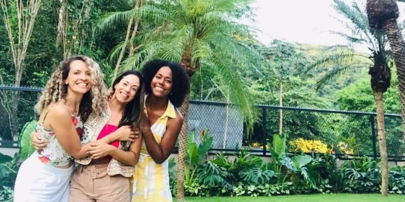 A famosa âncora da Globo, Maju Coutinho e amigas em seu jardim - Foto Reprodução Internet A famosa âncora da Globo, Maju Coutinho e amigas em seu jardim - Foto Reprodução Internet
