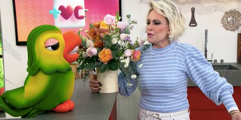 Ana Maria recebe flores da equipe do Mais Você (Foto: Reprodução / Globo) Ana Maria recebe flores da equipe do Mais Você (Foto: Reprodução / Globo)