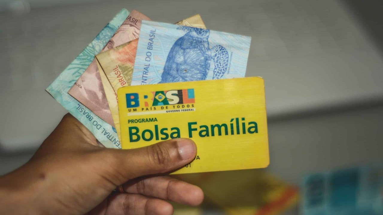 DINHEIRO EXTRA: TITULAR do Bolsa Família ganha presentão de R$300 em sua mensalidade (Foto: Reprodução/Internet) DINHEIRO EXTRA: TITULAR do Bolsa Família ganha presentão de R$300 em sua mensalidade (Foto: Reprodução/Internet)