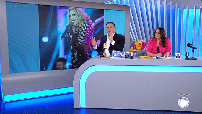 Gottino e Fabíola Reipert na bancada da "Hora da Venenosa", do "Balanço Geral" da Record (Foto Reprodução/PlayPlus) Gottino e Fabíola Reipert na bancada da "Hora da Venenosa", do "Balanço Geral" da Record (Foto Reprodução/PlayPlus)