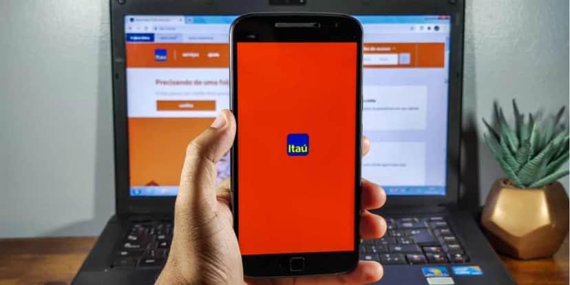 Celular com aplicativo do banco Itaú aberto - Foto Reprodução Internet Celular com aplicativo do banco Itaú aberto - Foto Reprodução Internet