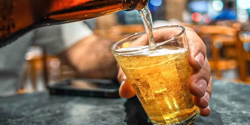 Cerveja sendo colocada em copo - Foto Reprodução Internet Cerveja sendo colocada em copo - Foto Reprodução Internet