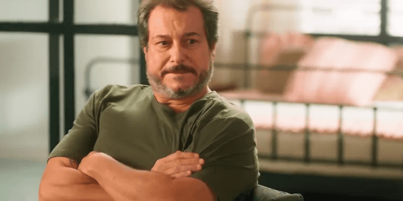 Emílio rouba Guiga, a própria filha, em Vai na Fé (Foto: Reprodução, Globo) Emílio rouba Guiga, a própria filha, em Vai na Fé (Foto: Reprodução, Globo)