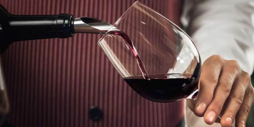 Garçom servindo vinho na taça - Foto Reprodução Internet Garçom servindo vinho na taça - Foto Reprodução Internet