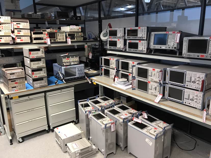 Materiais e equipamentos da fábrica abandonada da empresa de celulares da Vertu - Foto Reprodução Twitter Materiais e equipamentos da fábrica abandonada da empresa de celulares da Vertu - Foto Reprodução Twitter