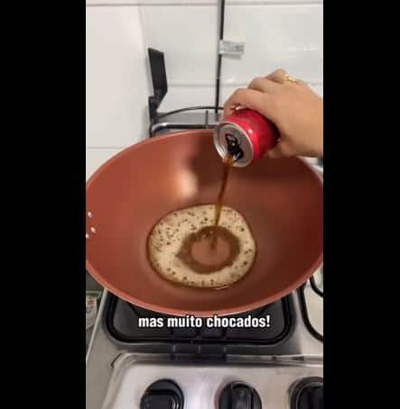Nutricionista ferve Coca-Cola e resultado choca - Foto Reprodução Twitter Nutricionista ferve Coca-Cola e resultado choca - Foto Reprodução Twitter