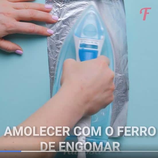 Pessoa colocando papel alumínio e ferro de passar em parede - Foto Reprodução Facebook Pessoa colocando papel alumínio e ferro de passar em parede - Foto Reprodução Facebook
