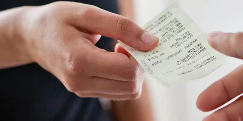 Pessoa recebendo comprovante com CPF na nota- Foto Reprodução Internet Pessoa recebendo comprovante com CPF na nota- Foto Reprodução Internet