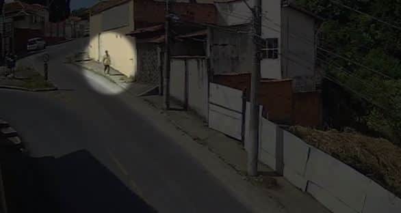 Suspeito descendo a rua onde mora a mãe de Eduardo Costa - Foto Reprodução RecordTV Suspeito descendo a rua onde mora a mãe de Eduardo Costa - Foto Reprodução RecordTV