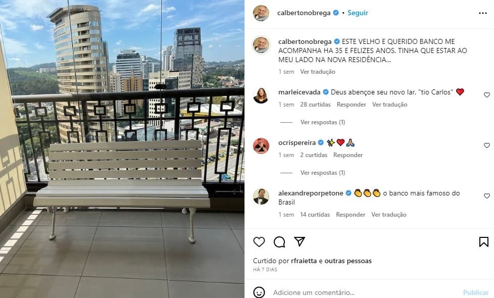 Carlos Alberto levou o banco da Praça É Nossa para o novo apartamento (Reprodução: Instagram) Carlos Alberto levou o banco da Praça É Nossa para o novo apartamento (Reprodução: Instagram)
