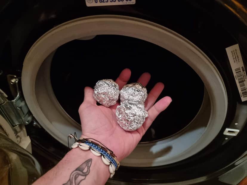 Bolas de papel alumínio colocadas na máquina de lavar roupa - Foto Reprodução Internet Bolas de papel alumínio colocadas na máquina de lavar roupa - Foto Reprodução Internet