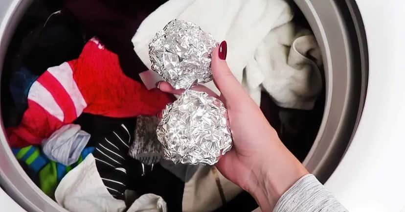 Bolas de papel alumínio na máquina de lavar roupa - Foto Reprodução Internet Bolas de papel alumínio na máquina de lavar roupa - Foto Reprodução Internet
