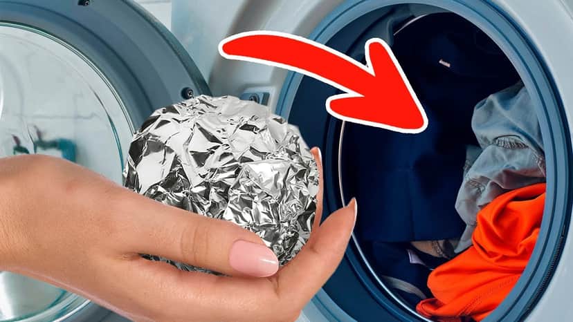 Bolas de papel alumínio na máquina de lavar roupa - Foto Reprodução Internet Bolas de papel alumínio na máquina de lavar roupa - Foto Reprodução Internet