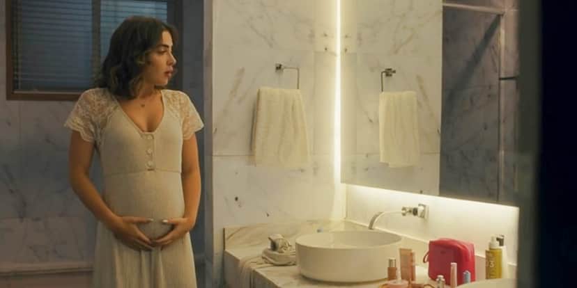 Chiara se vê no espelho na novela Travessia Chiara se vê no espelho na novela Travessia