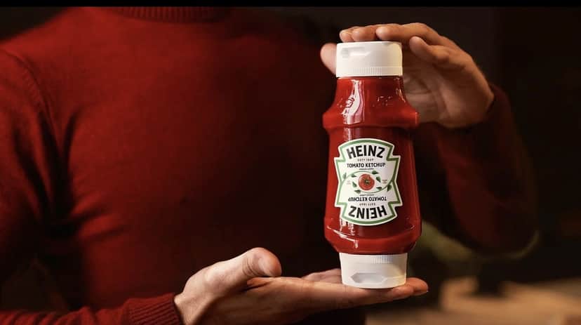 Nova embalagem da Heinz com duas tampas para facilitar o uso (Reprodução: Internet) Nova embalagem da Heinz com duas tampas para facilitar o uso (Reprodução: Internet)