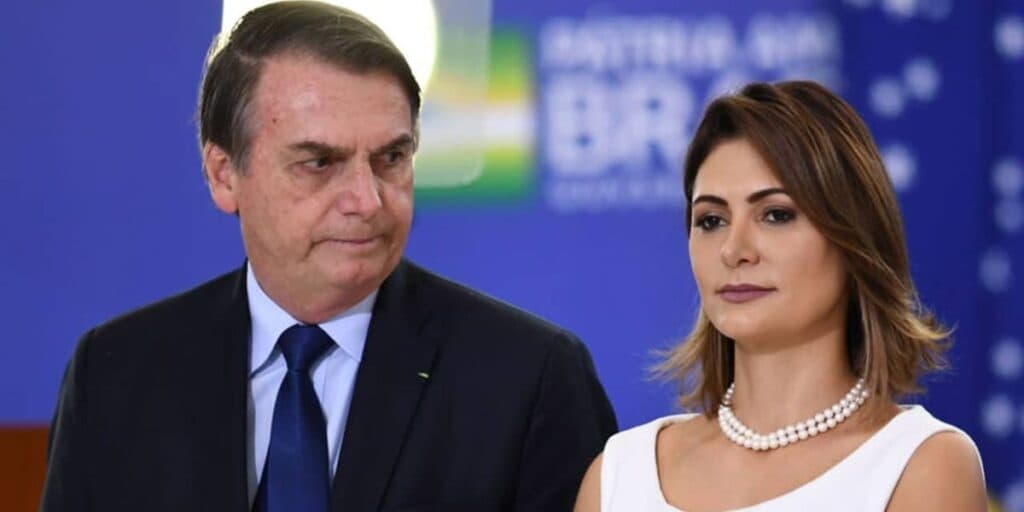 Michele Bolsonaro ao lado de Jair Bolsonaro (Reprodução - Internet) Michele Bolsonaro ao lado de Jair Bolsonaro (Reprodução - Internet)