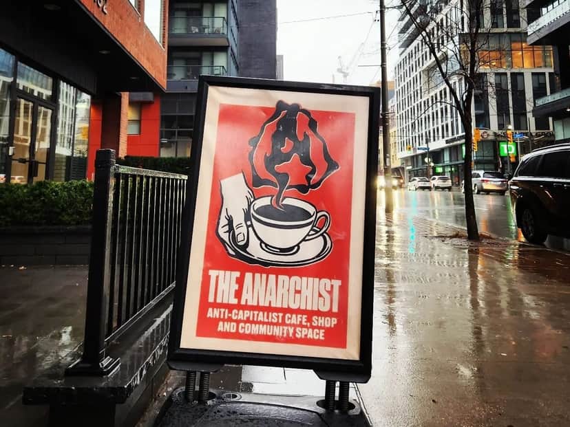 The Ararchist tinha um método comunista, onde seus clientes pagavam o quanto podiam pelo café (Reprodução: Internet) The Ararchist tinha um método comunista, onde seus clientes pagavam o quanto podiam pelo café (Reprodução: Internet)